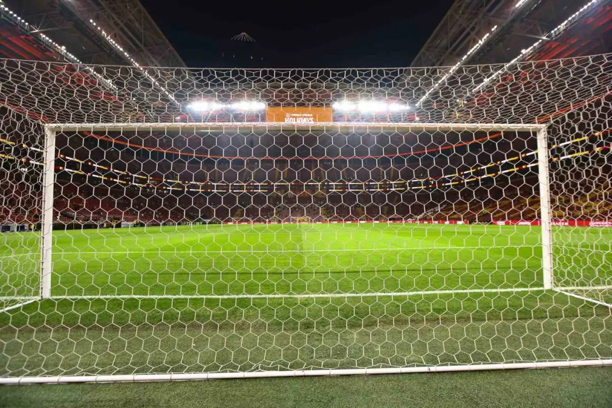 Galatasaray - Fenerbahçe derbisinde ilk dakikalar golsüz geçildi 3