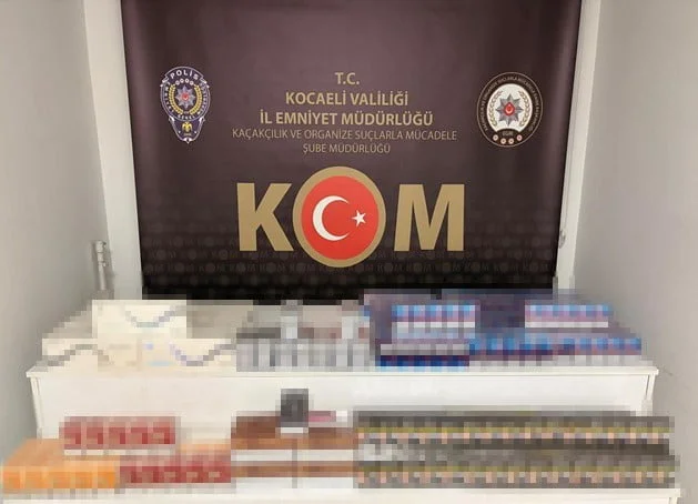 KOCAELİ’NİN DERİNCE İLÇESİNDE BİR ARAÇTA YAPILAN ARAMADA, GÜMRÜK KAÇAĞI OLDUĞU BELİRLENEN BİN 410...