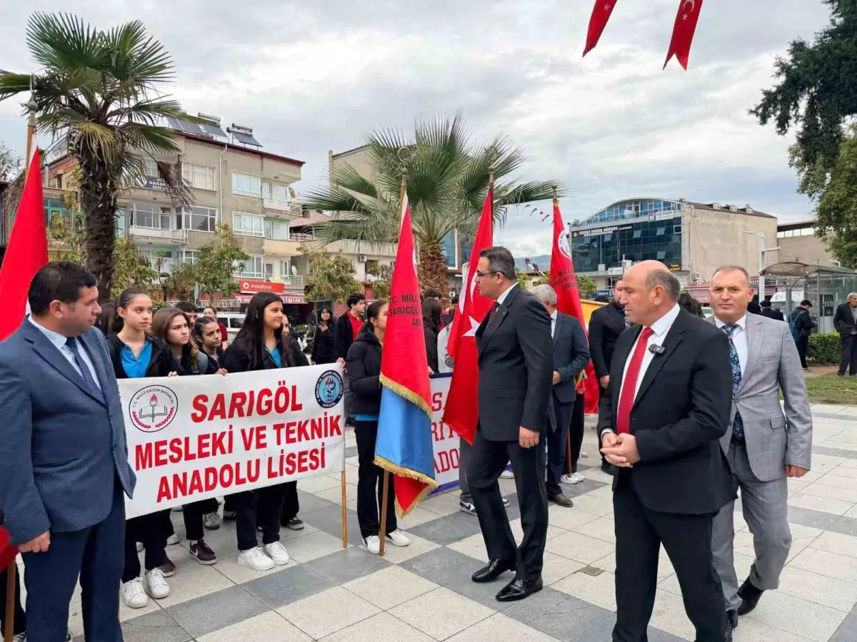 Sarıgöl'de Cumhuriyet'in 103. yıl dönümü çelenk töreniyle kutlandı 3