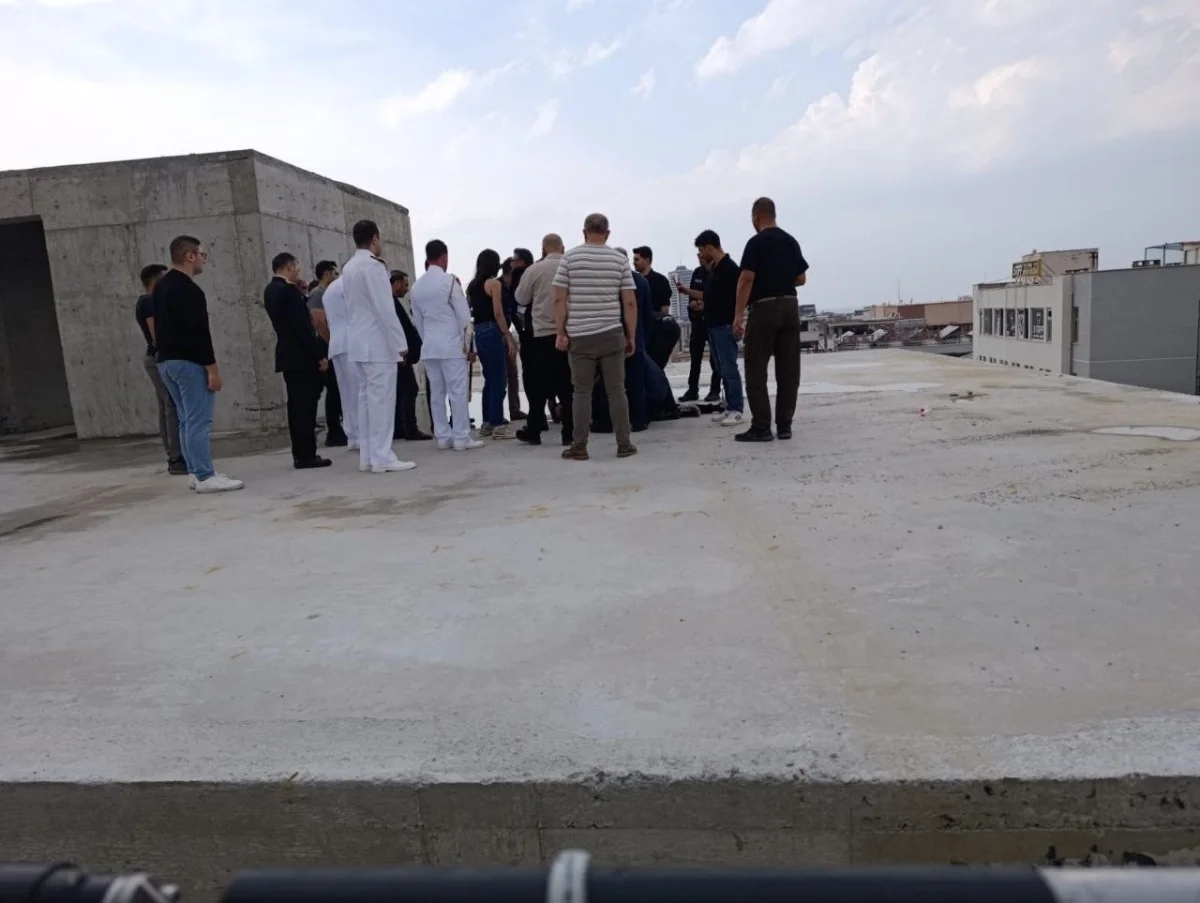 Hatay'da 7 katlı binanın çatısına çıkan genç 2 saatte ikna edildi 2