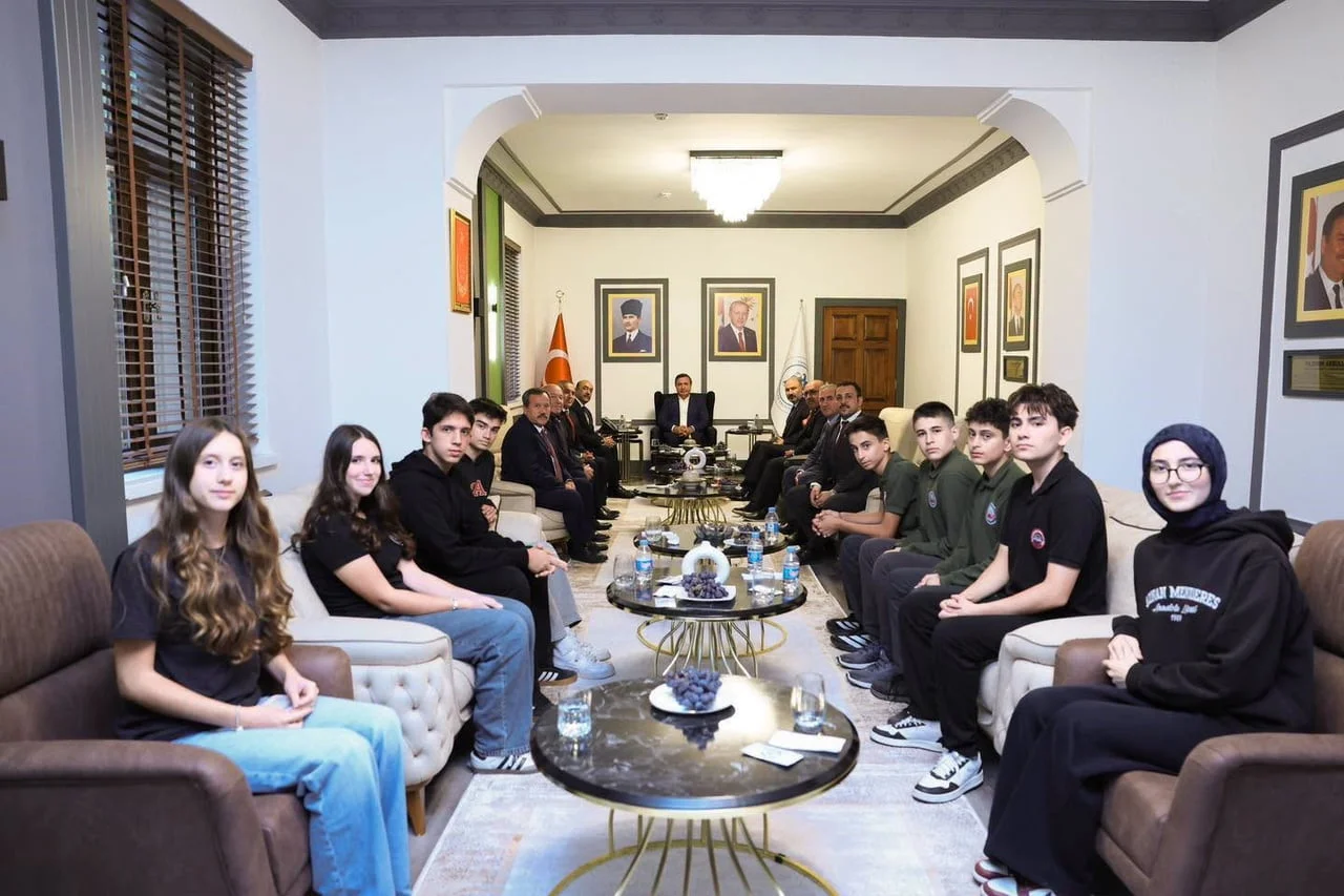 ERZİNCAN VALİSİ HAMZA AYDOĞDU, "BİZİM GÖK KUBBEMİZ" PROJESİ KAPSAMINDA KENTE GELEN ÖĞRENCİLERİ...