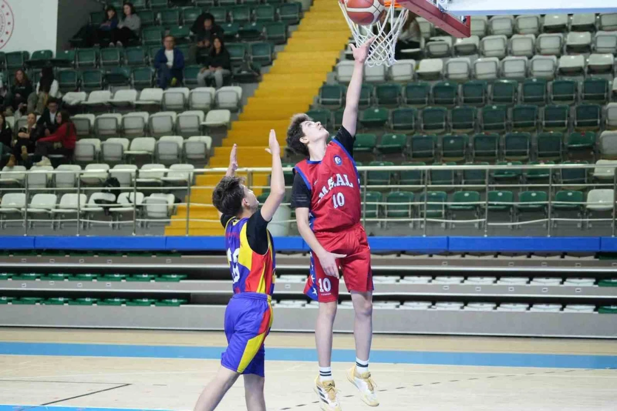 Muğla'da gençler basketbol ilçe birinciliği için parkede 3