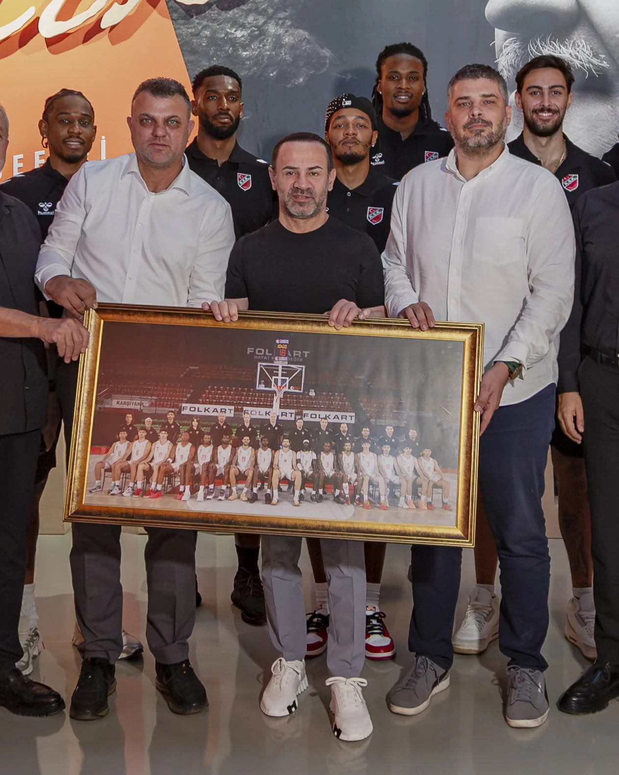 KARŞIYAKA SPOR KULÜBÜ BAŞKANI YİĞİT TUSDER (EN SAĞDA) VE MESUT SANCAK (ORTADA)