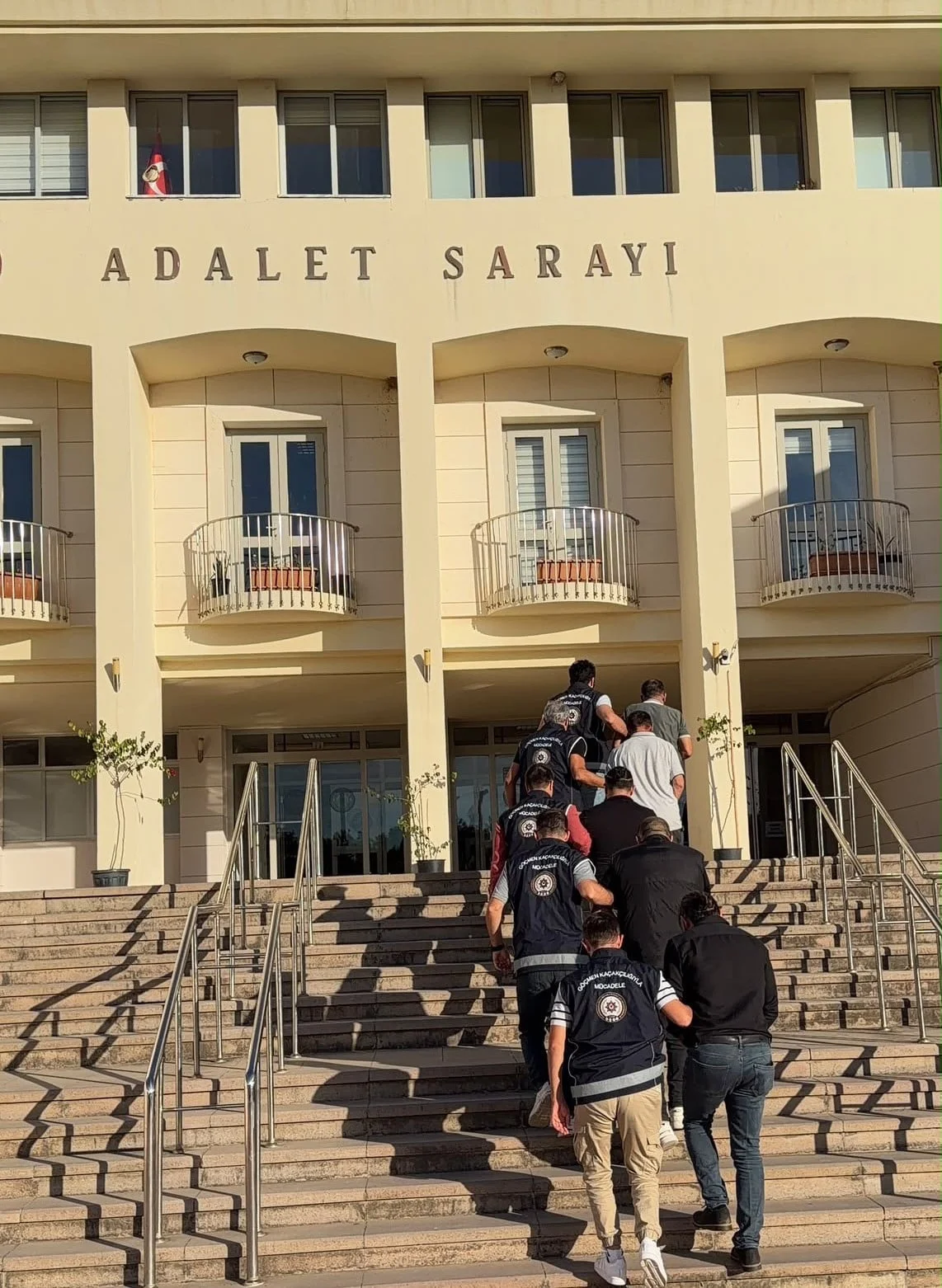BODRUM’DA GÖÇMEN KAÇAKÇILIĞI OPERASYONUNDA 3 ŞÜPHELİ TUTUKLANDI