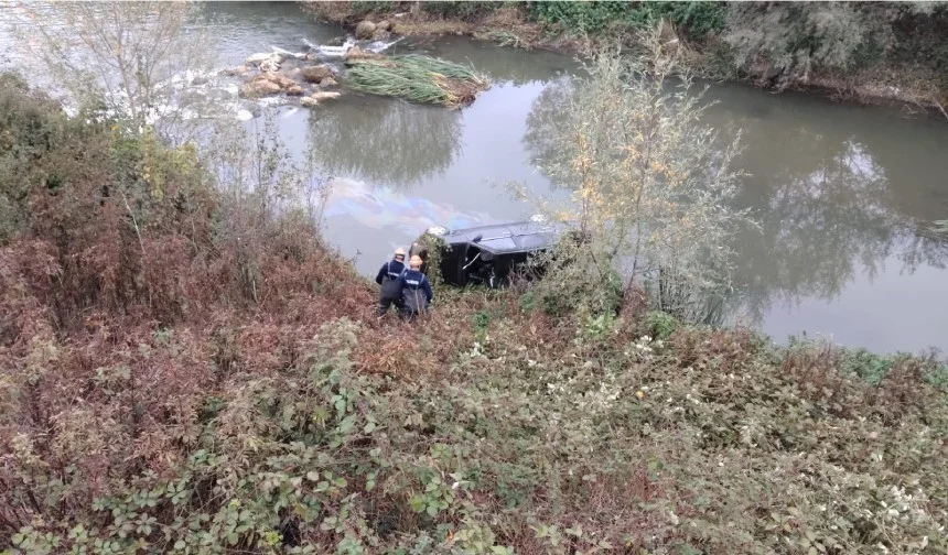 Bolu'da kontrolden çıkan otomobil dereye uçtu 1