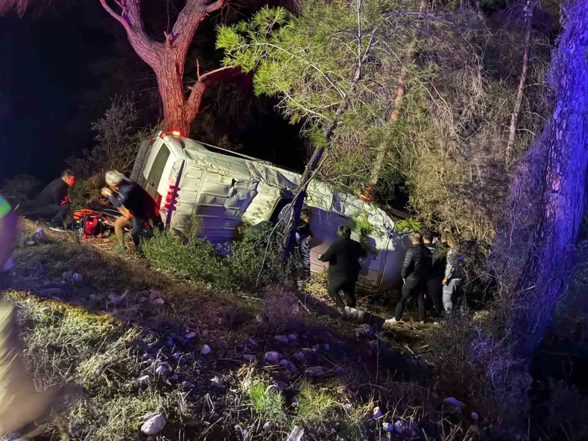 Antalya'da dağcıları taşıyan tur minibüsü şarampole devrildi: 15 yaralı 1