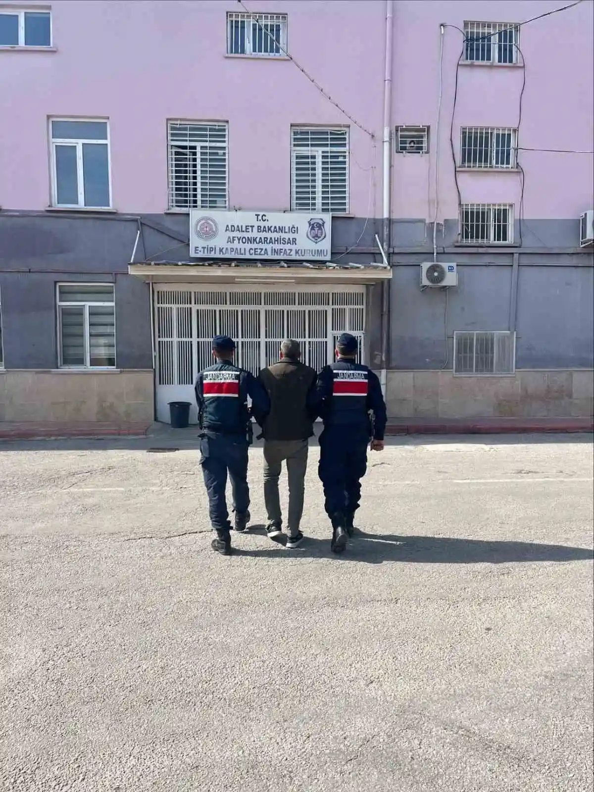 Afyonkarahisar'da aranan 66 şüpheli yakalandı: 22 tutuklama 2
