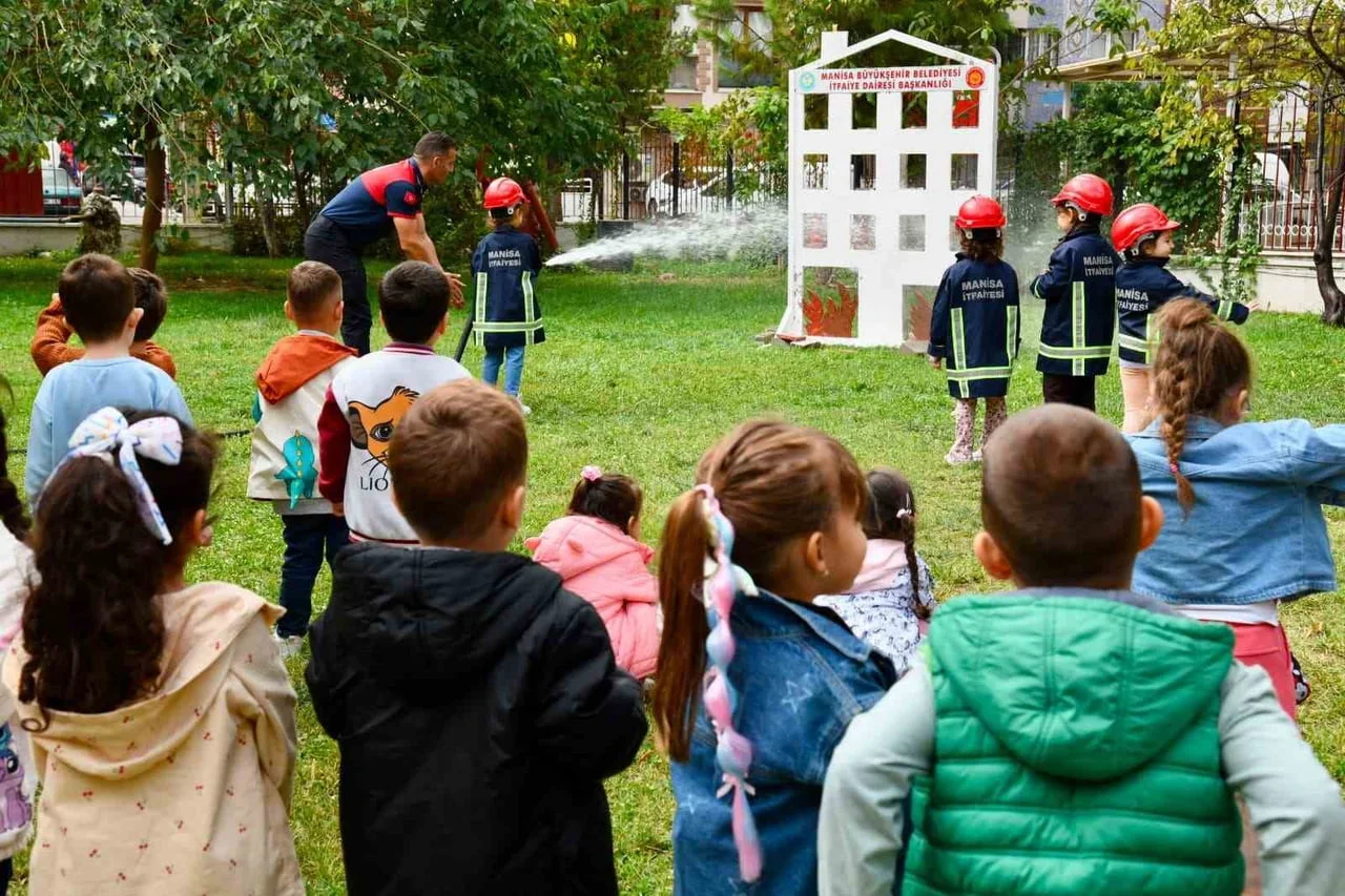 YUNUSEMRE BELEDİYESİ ÇOCUK KÜLTÜR VE SANAT MERKEZLERİNDE EĞİTİM GÖREN MİNİK ÖĞRENCİLER, İTFAİYE...