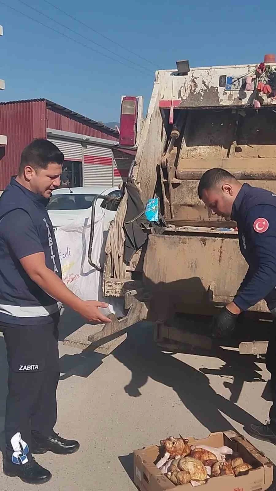 Hatay'da bir restoranda 15 kilogram bozuk tavuk ele geçirildi 3