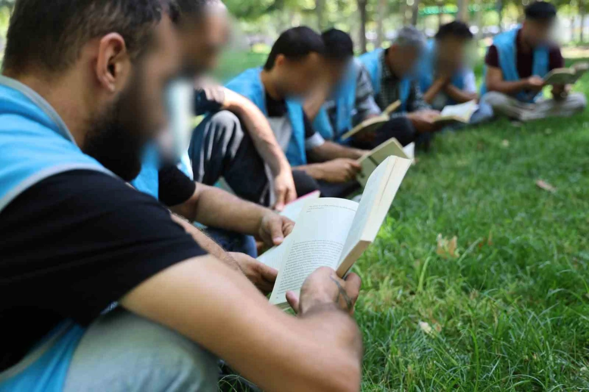 Diyarbakır'da denetimli serbestlik yükümlüleri mekan sınırı tanımadan kitap okuyor 4