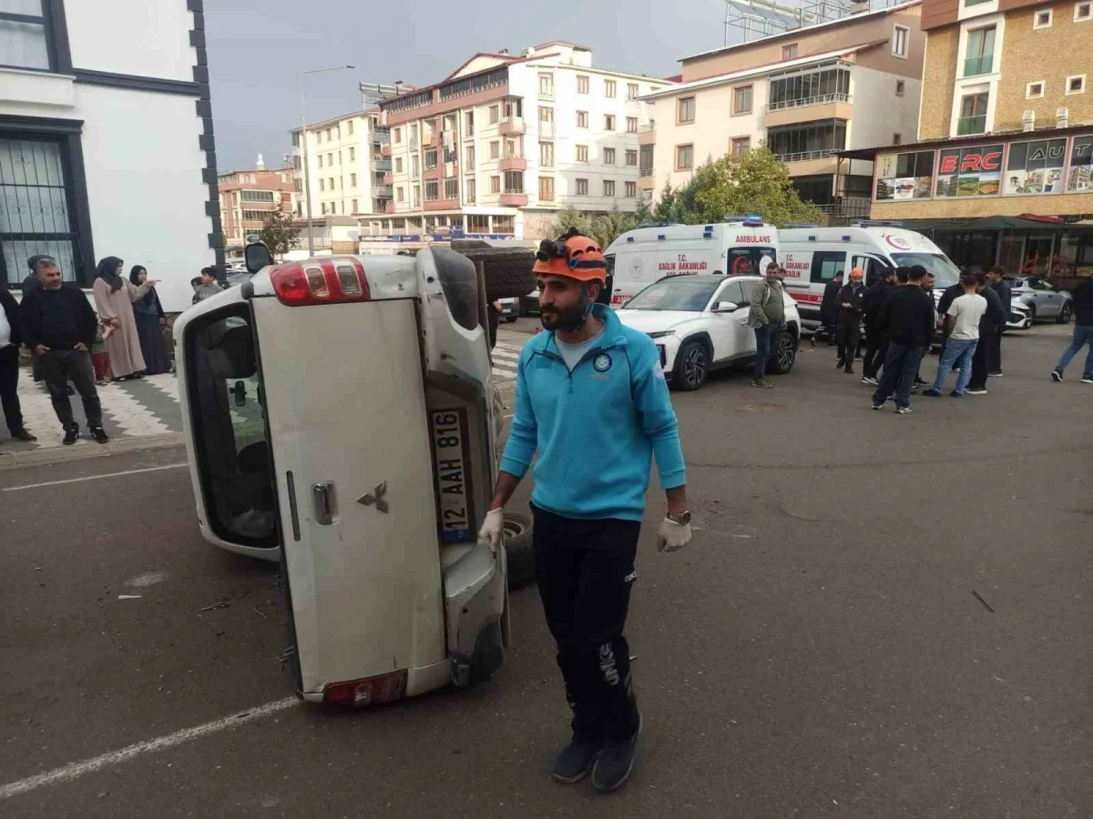 Bingöl'de otomobil ile pikap çarpıştı: Yan yatan araçtaki 2 kişi yaralandı 1