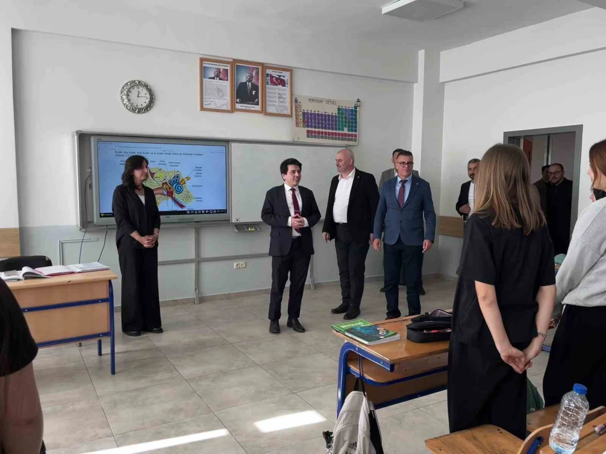 Çilimli'de kaymakam ve belediye başkanı lise öğrencileriyle buluştu 3