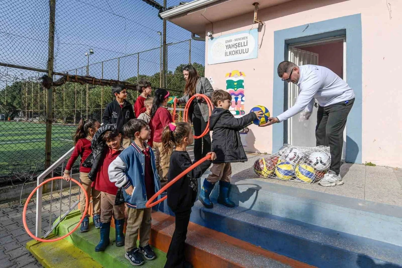 İZMİR BÜYÜKŞEHİR BELEDİYESİ, ÇOCUKLARIN SPOR OLANAKLARINA EŞİT ERİŞİMİNİ DESTEKLEMEK AMACIYLA KENT...