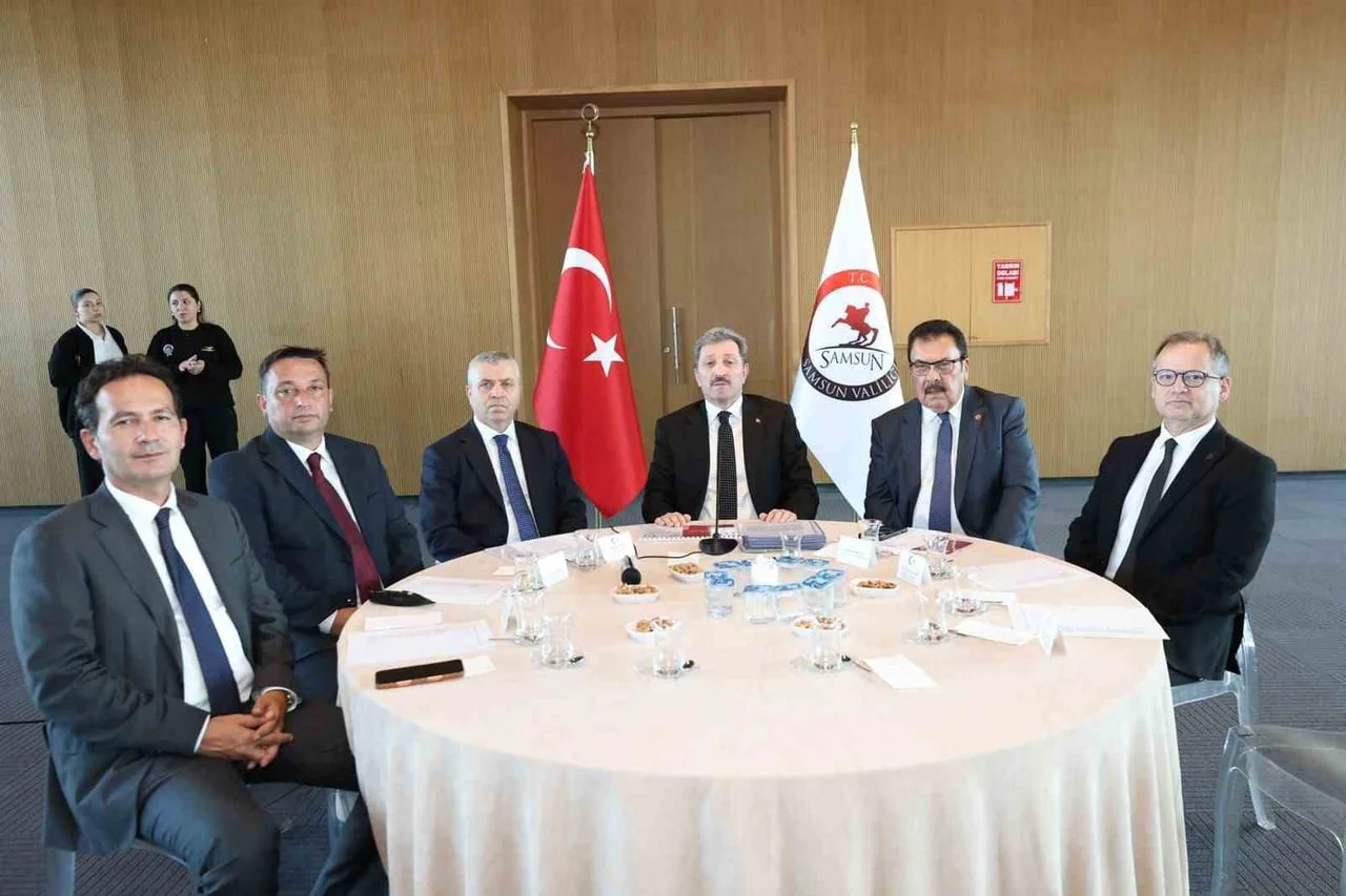 VALİ ORHAN TAVLI (SAĞDAN 3'ÜNCÜ SIRADA)  BAŞKANLIĞINDA 2026 YILI 4. İL KOORDİNASYON KURULU...
