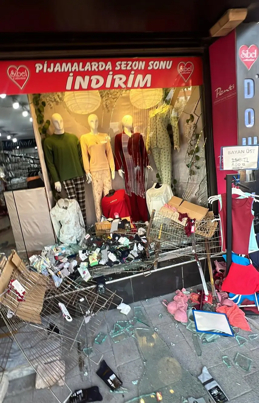 İzmir'de kontrolden çıkan otomobil iş yerine çarptı 3