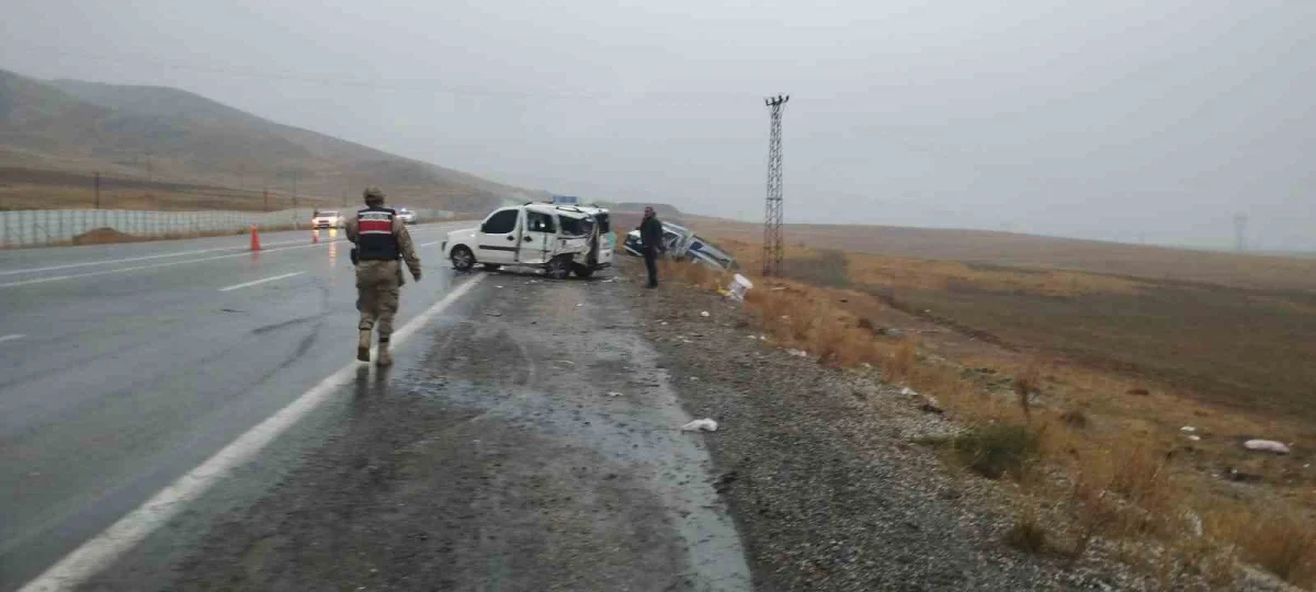 Van-Başkale kara yolunda zincirleme kaza: 12 kişi yaralandı 2