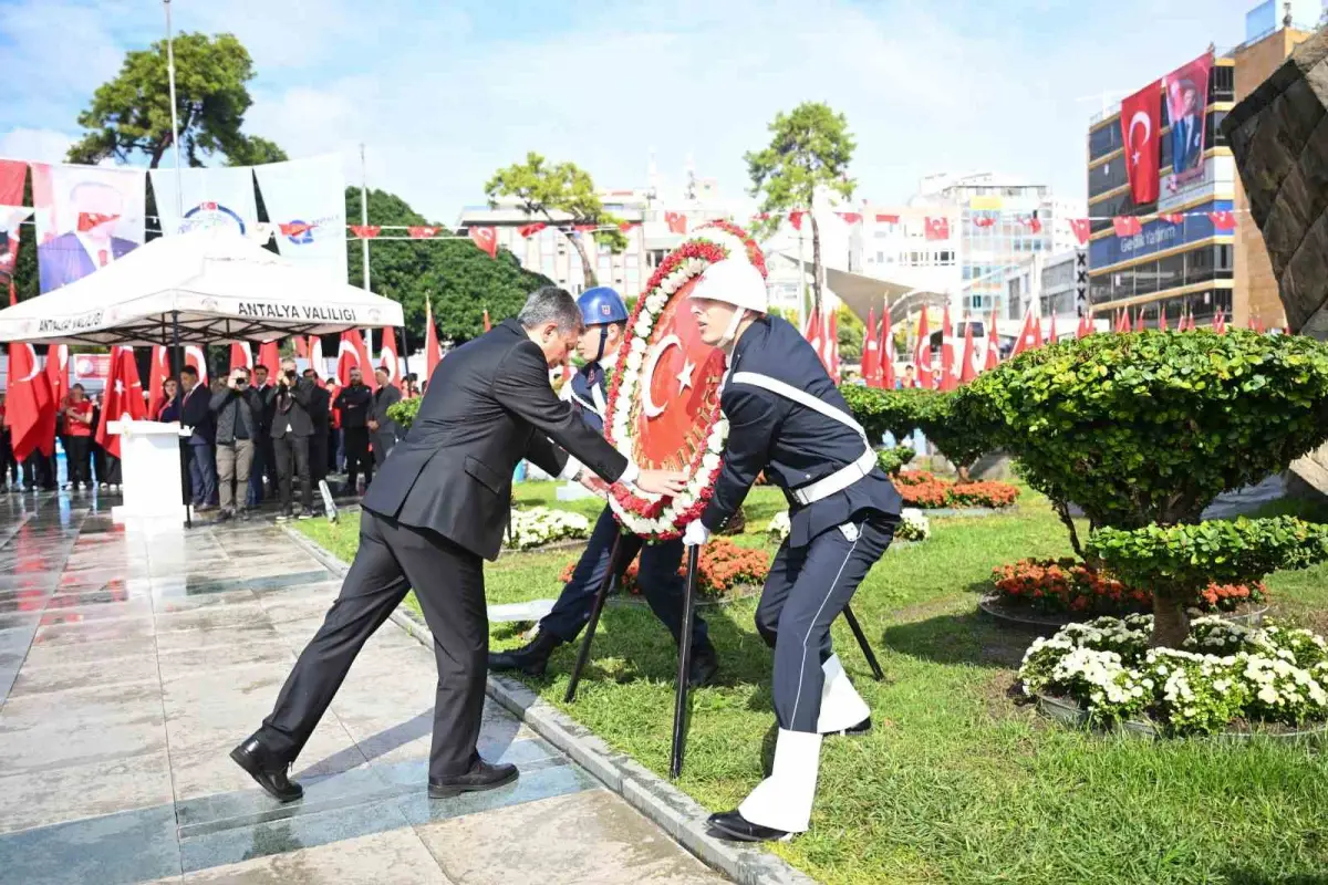 Antalya'da Cumhuriyet Bayramı kutlamaları çelenk sunumuyla başladı 3
