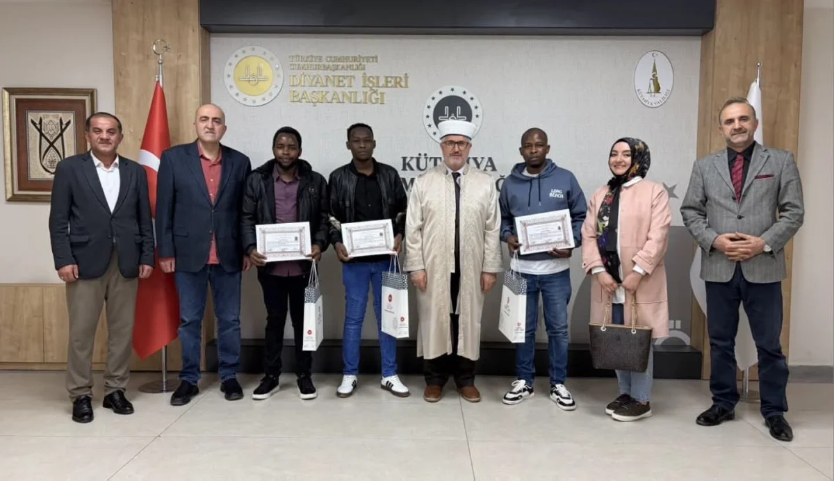 Kütahya'da porselen fabrikasında çalışan üç Kenyalı Müslüman oldu 5