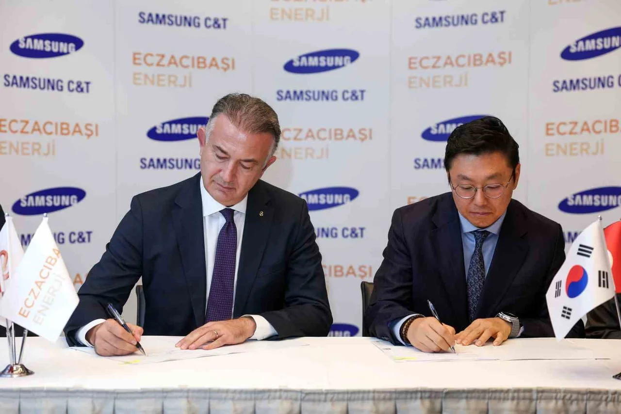 ECZACIBAŞI TOPLULUĞU CEO’SU BURAK SEVİLENGÜL (SOLDA) VE SAMSUNG C&T ORTA & DOĞU AVRUPA VE TÜRKİYE...