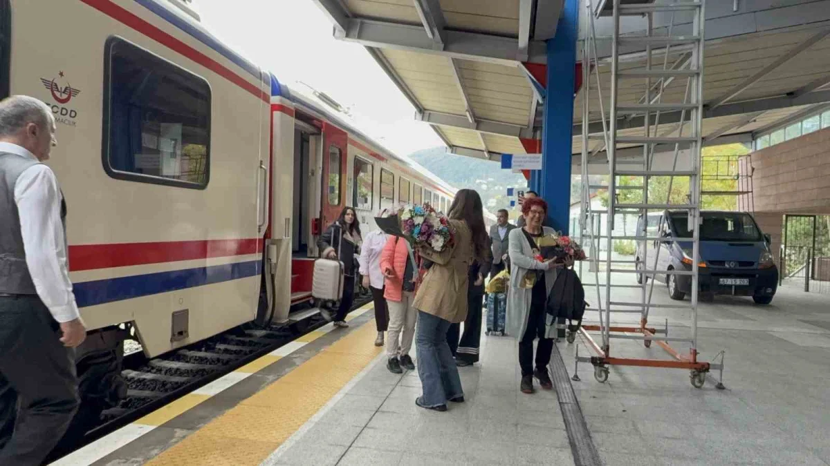 Turistik Karaelmas Ekspresi madenci korosuyla Zonguldak'ta karşılandı 2