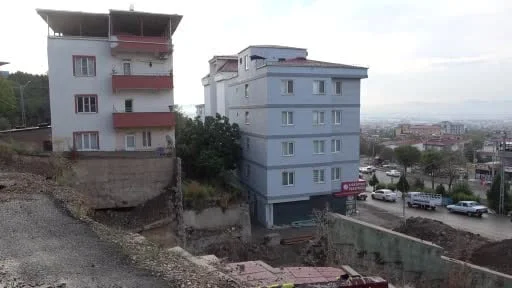 Kahramanmaraş'ta temel kazısı sırasında toprak kaydı, yol çöktü, vatandaşlar mağdur oldu