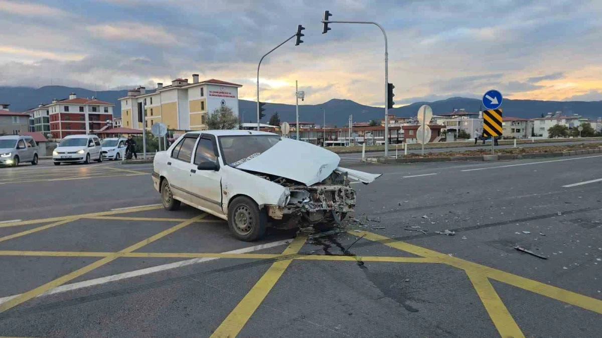 Gaziantep'in İslahiye ilçesinde iki otomobil çarpıştı 1