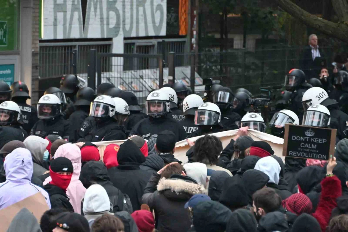 Hamburg'da binlerce gencin zorunlu askerlik protestosu çatışmayla bitti 4