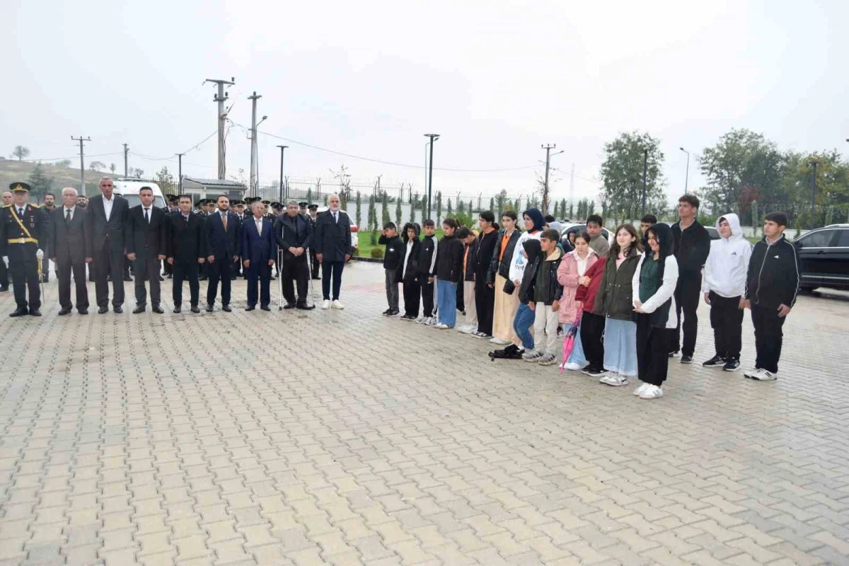 Dicle'de 29 Ekim Cumhuriyet Bayramı kutlamaları çelenk töreniyle başladı 5