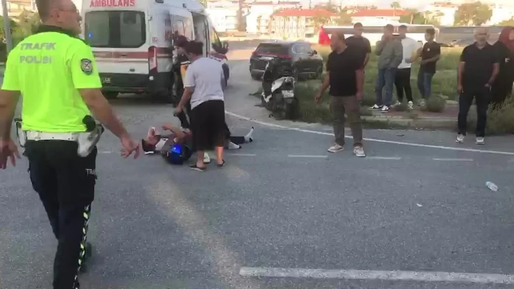 ANTALYA’NIN MANAVGAT İLÇESİNDE SOKAK KESİŞİMİNDE 2 MOTOSİKLETİN ÇARPIŞMASI SONUCU MEYDANA GELEN...