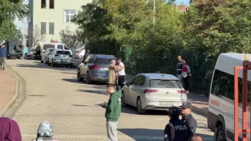 Başakşehir'deki ortaokulda öğrencilerin bıçaklı kavgası sonrası veliler okula akın etti