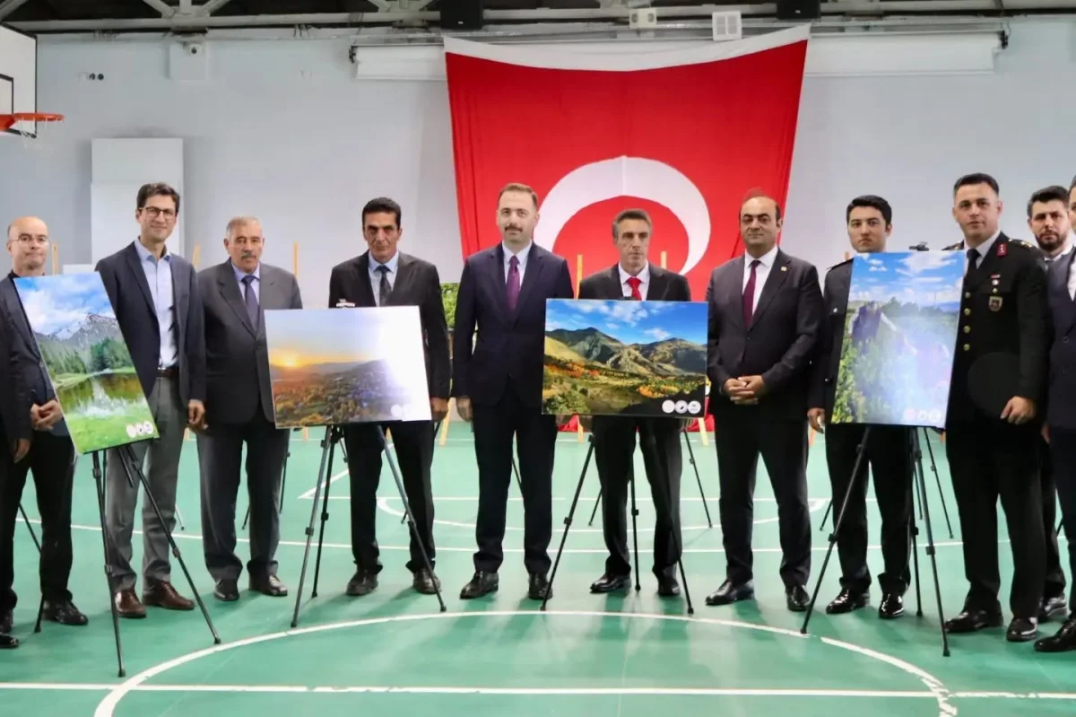 Erzincan Üzümlü'de Cumhuriyet Bayramı'na özel fotoğraf sergisi açıldı 1