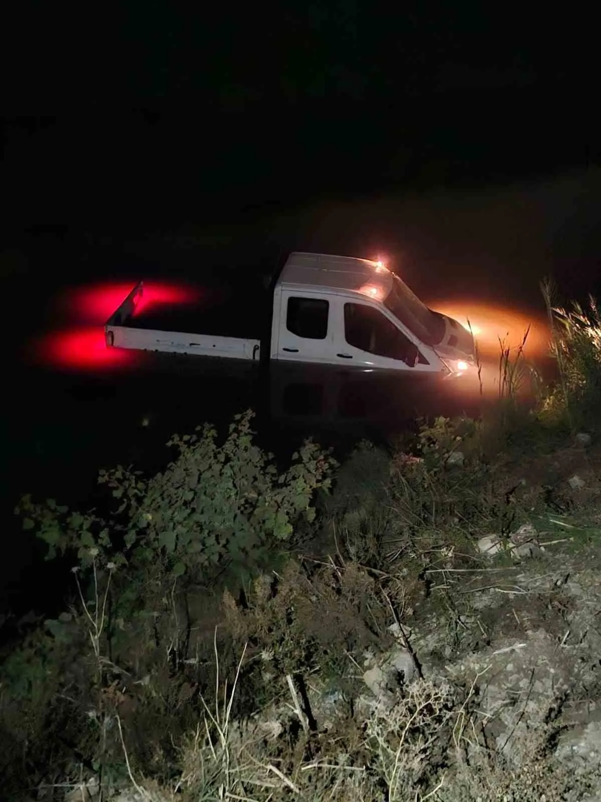 Hatay'da dereye uçan kamyonet sürücüsü kazanın şokunu atlatarak konuşmaya başladı 1