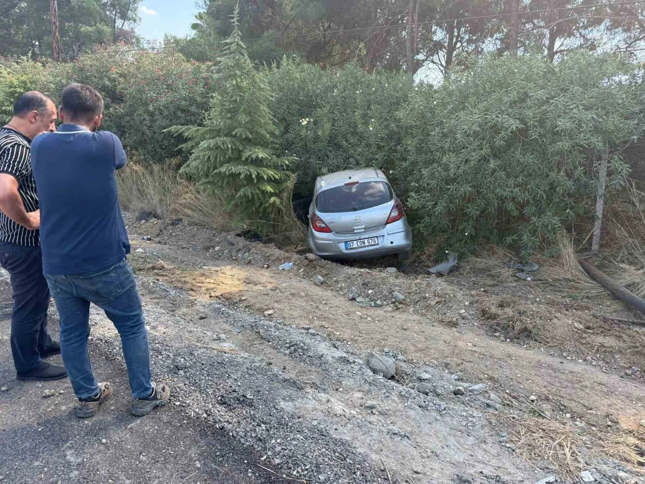 ANTALYA’NIN SERİK İLÇESİNDE SÜRÜCÜSÜNÜN DİREKSİYON HAKİMİYETİNİ KAYBETTİĞİ OTOMOBİL, TELEFON...