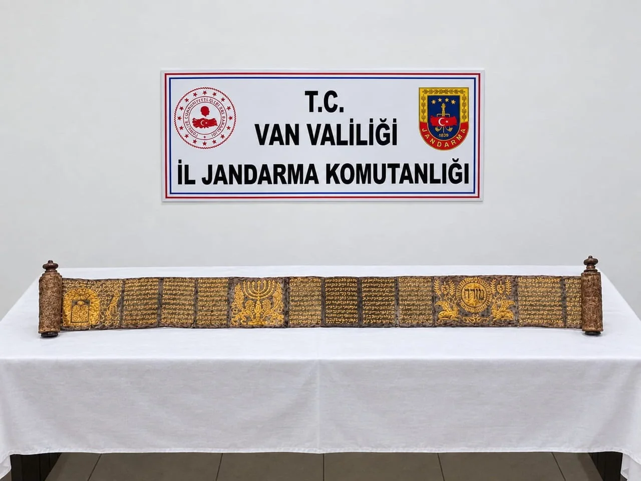 VAN’IN İPEKYOLU İLÇESİNDE DERİ ÜZERİNDE ŞAMDAN, DAVUT YILDIZI SEMBOLLERİ İLE İBRANİCE YAZILAR OLAN...
