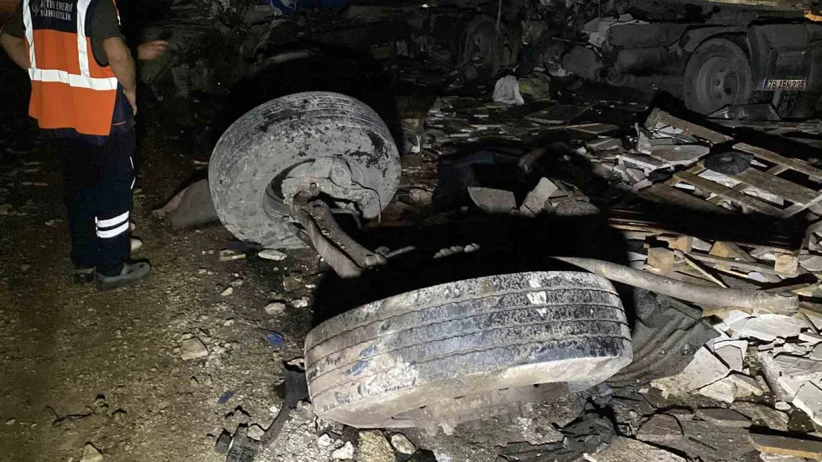 Elazığ'da 3 tırın karıştığı zincirleme kaza: 1 ölü 3
