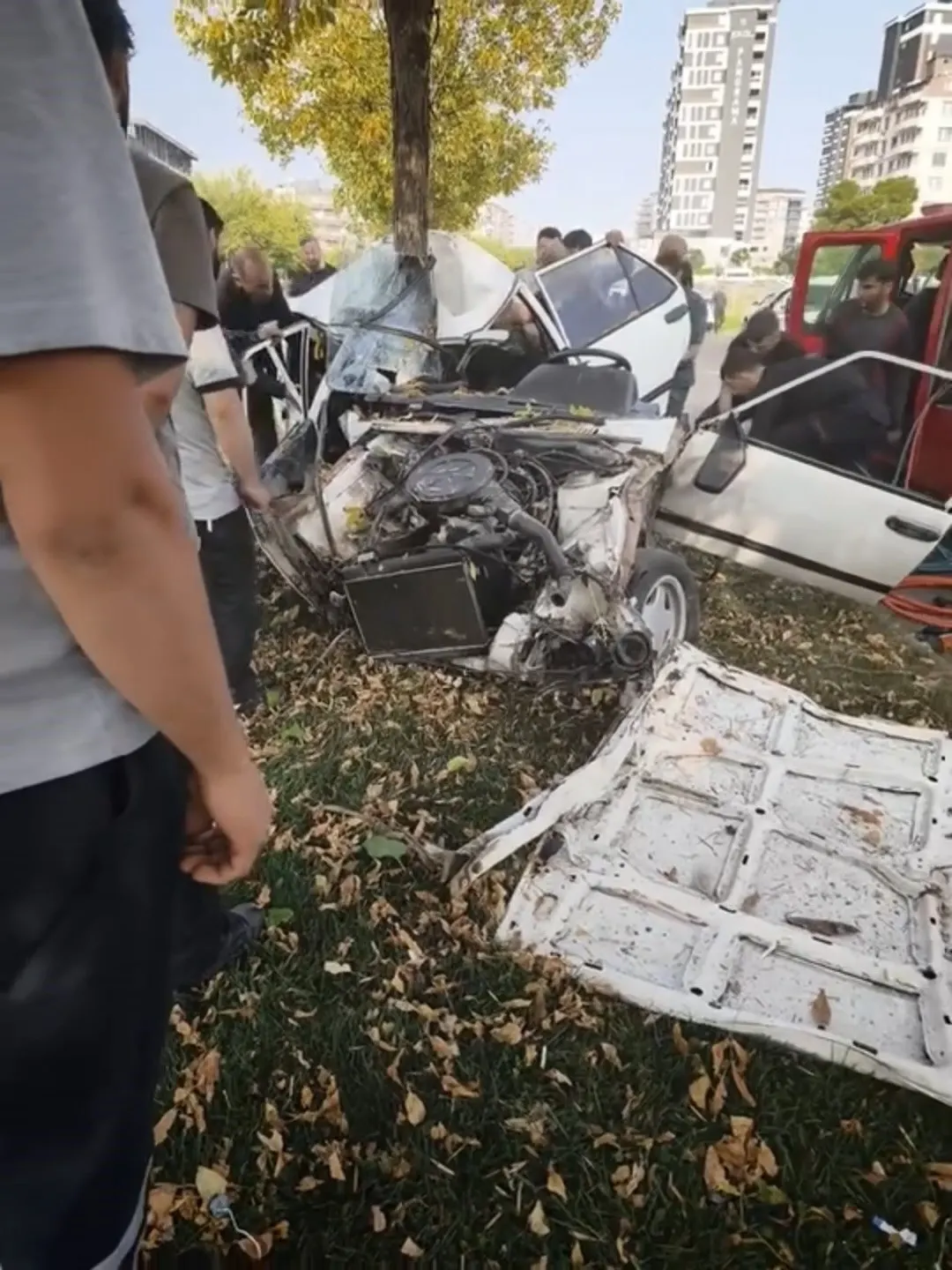 Siverek'te ağaca çarpan otomobil ikiye bölündü: 3 yaralı 3