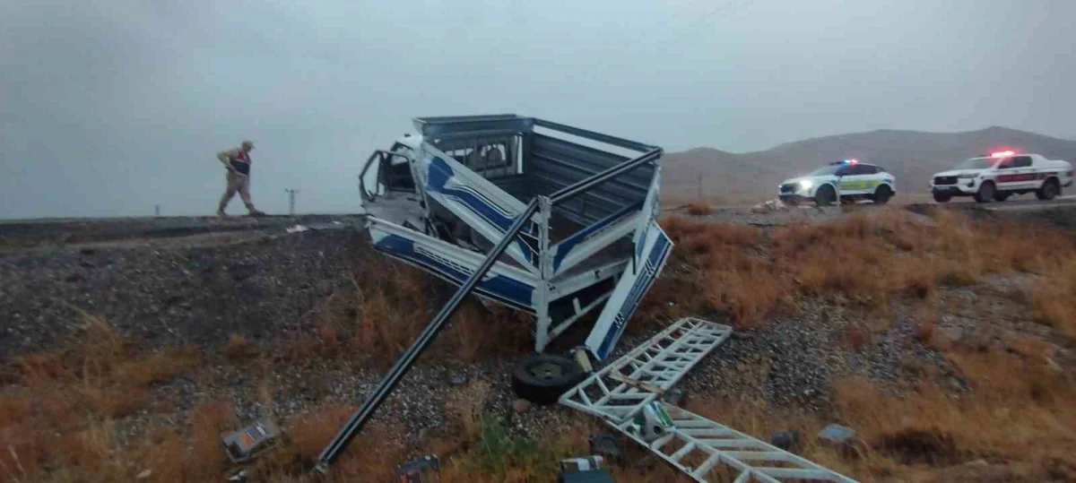 Van-Başkale kara yolunda zincirleme kaza: 12 kişi yaralandı 1