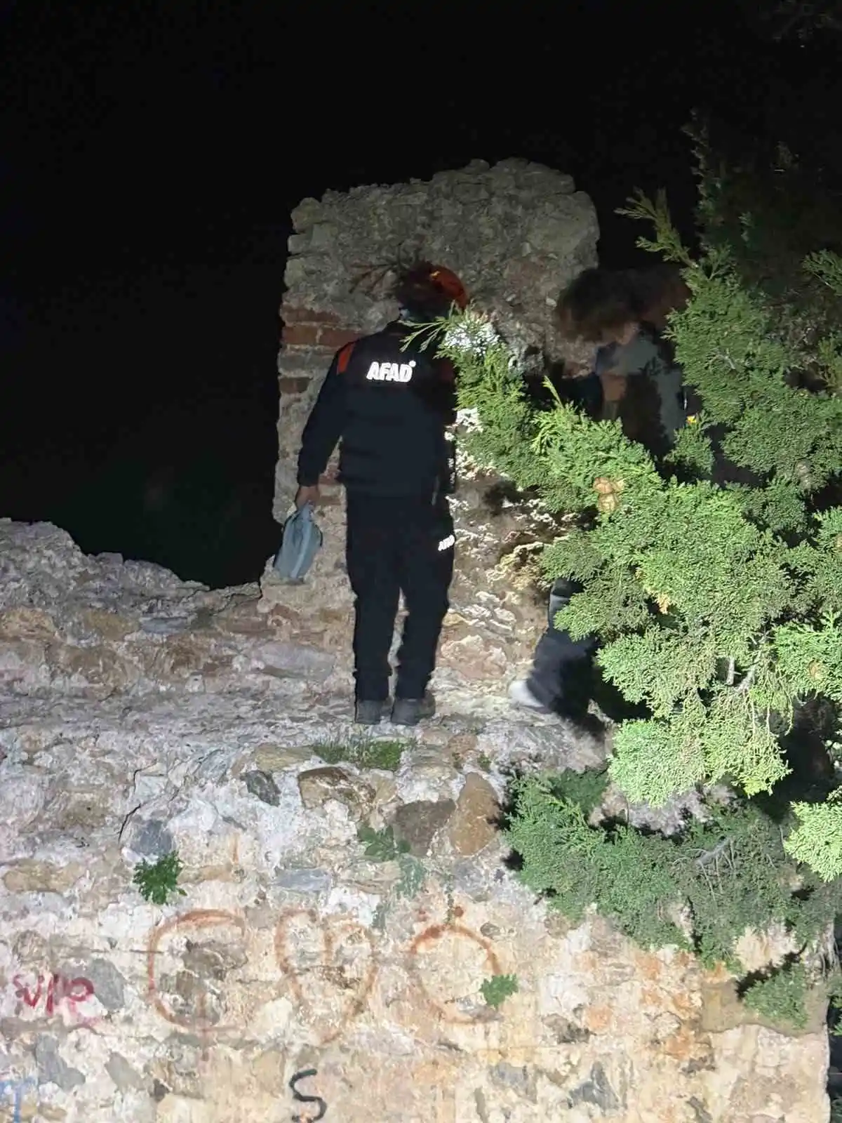 Alanya Kalesi surlarında mahsur kalan 3 Rus vatandaşı kurtarıldı 1