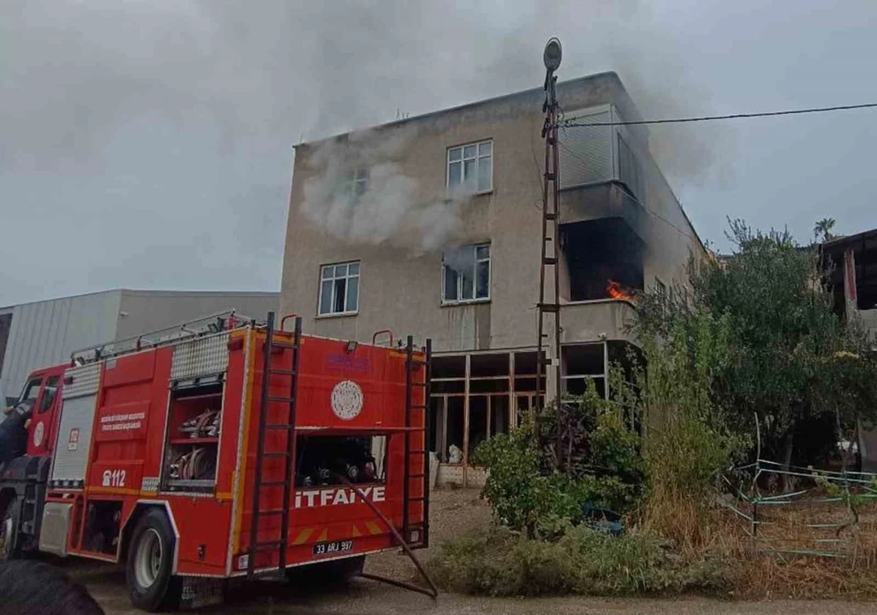 MERSİN’İN MUT İLÇESİNDE BİR EVDE HENÜZ SEBEBİ BİLİNMEYEN BİR NEDENDEN DOLAYI ÇIKAN YANGINDA ALT...