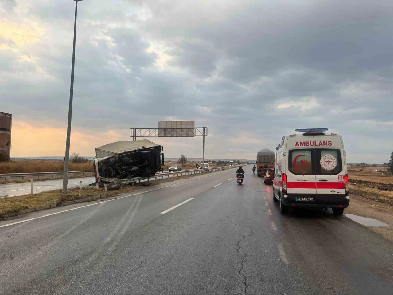 KIRKLARELİ'NİN BABAESKİ İLÇESİNDE YAĞIŞ NEDENİYLE KAYGANLAŞAN YOLDA BARİYERLERE ÇARPIP DEVRİLEN...