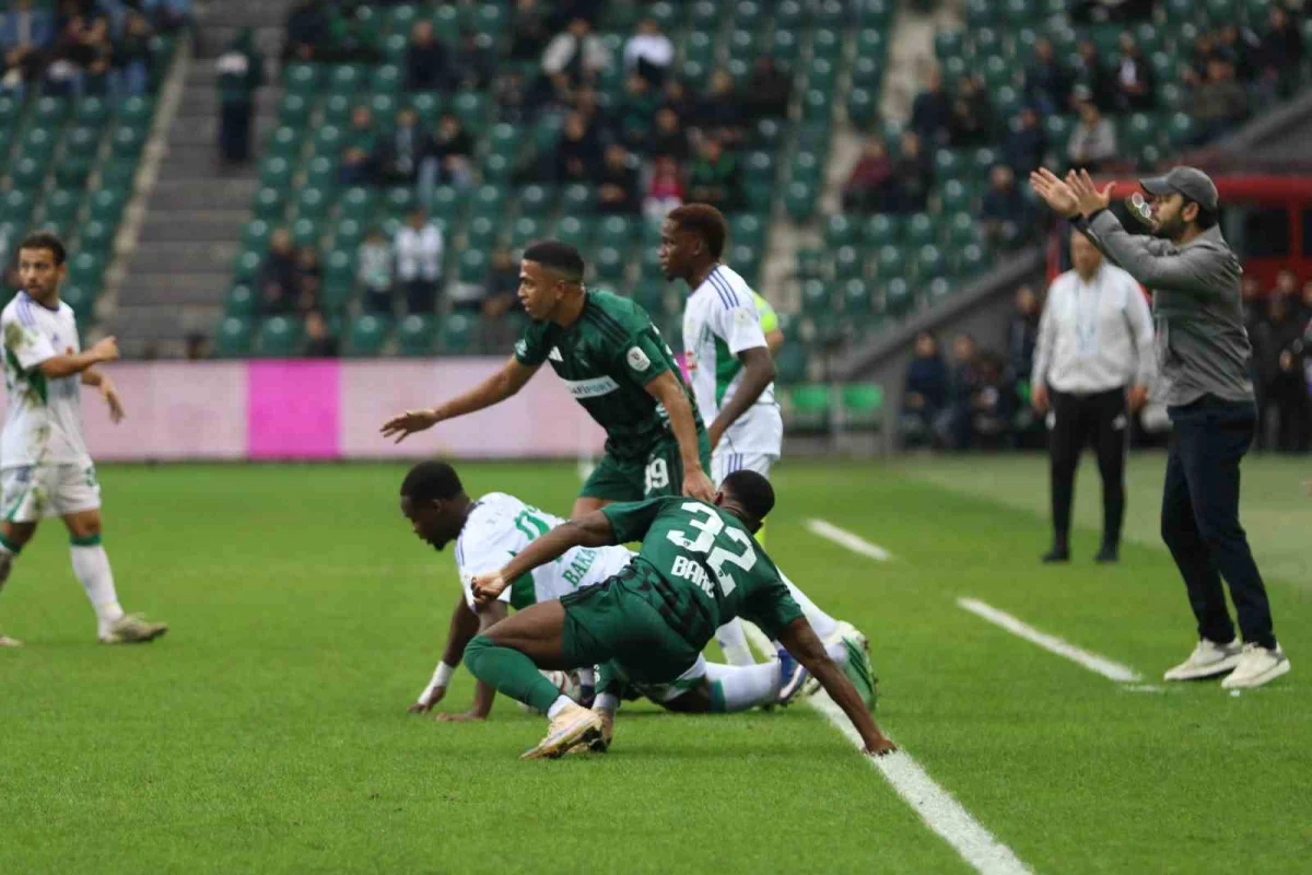 Kocaelispor ile Çaykur Rizespor maçının ilk yarısında gol sesi çıkmadı 4