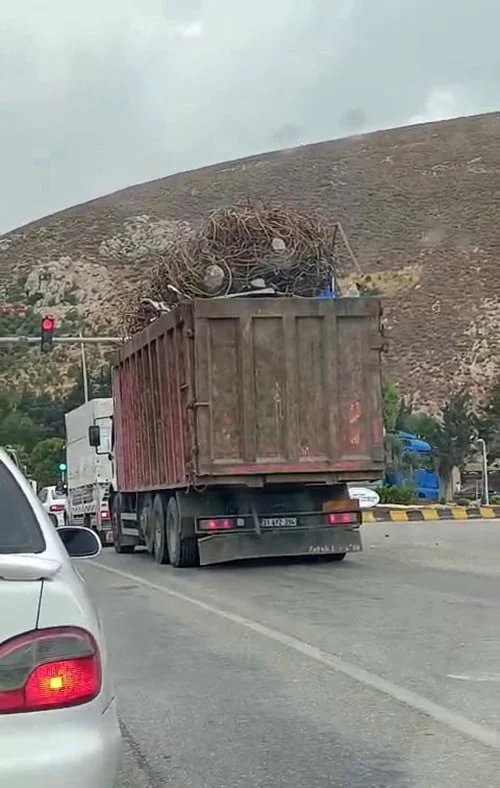 HATAY’DA DORSENİN ÜZERİNDEN TAŞACAK ŞEKİLDE HURDA DEMİR TAŞIYAN TIR, TRAFİKTEKİ DİĞER ARAÇ...