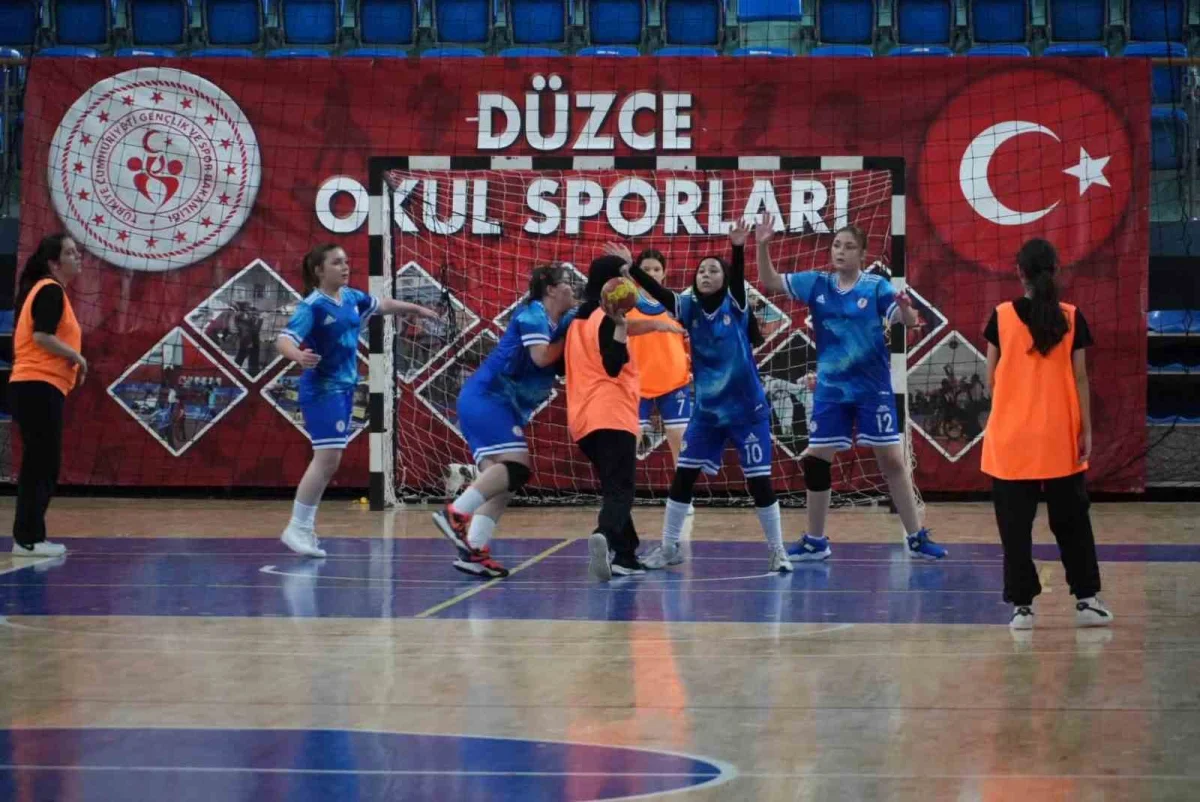 Düzce'de okul sporları yeni sezona Bahçeşehir Spor Salonu'ndaki törenle başladı 4