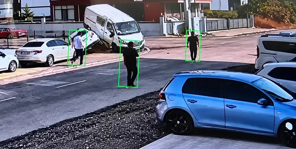 Düzce'de otomobilin çarptığı minibüs park halindeki aracın üzerine çıktı 3