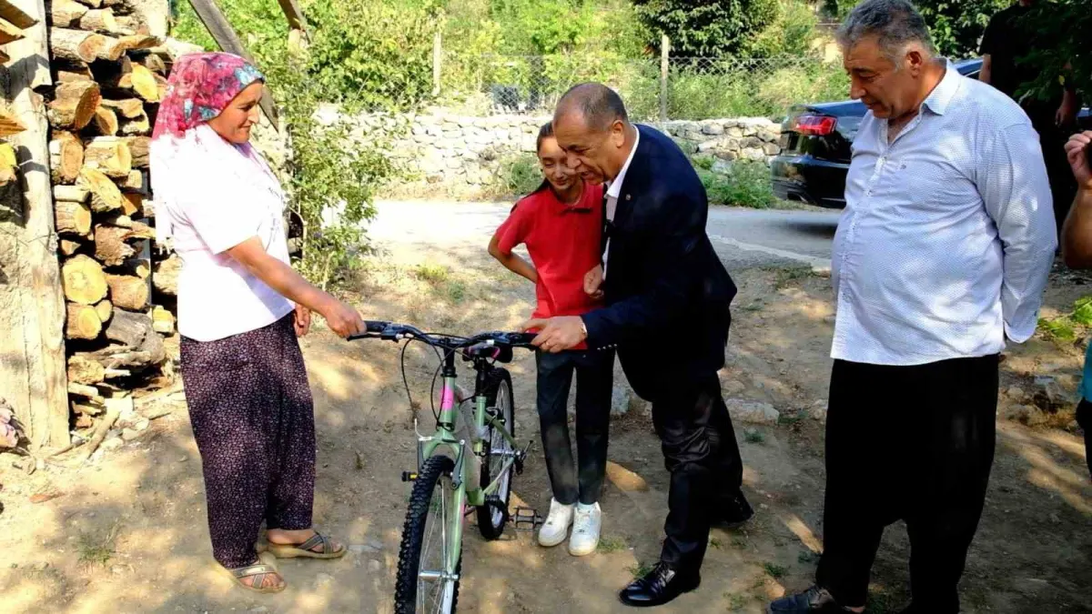 Saimbeyli'de Mahmut Dal sözünü tuttu: 10 yaşındaki İclal bisikletine kavuştu 1