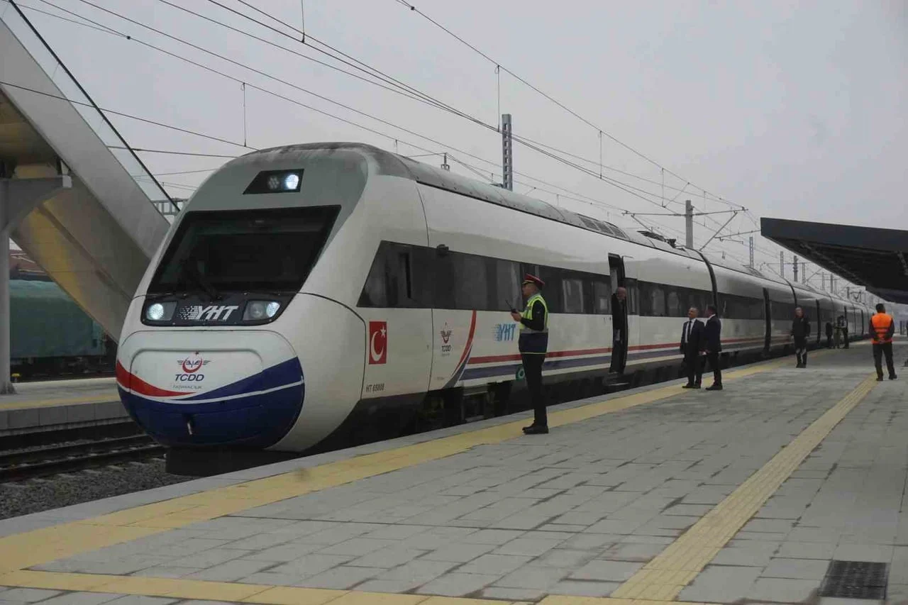 EDİRNE'DE HIZLI TREN HEYECANI YAŞANDI. TÜRKİYE CUMHURİYETİ DEVLET DEMİRYOLLARI (TCDD)...