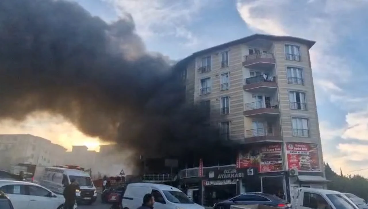 ARNAVUTKÖY’DE, BİR RESTORANDA HENÜZ BİLİNMEYEN NEDENLE ÇIKAN YANGIN KORKUTTU. YOĞUN DUMAN İÇİNDE...