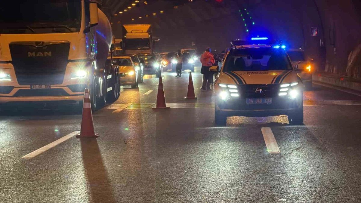 Cenazeye giden aile ölümden döndü: Bolu Dağı Tüneli'nde tırın çarpıp kaçtığı otomobil takla attı 5