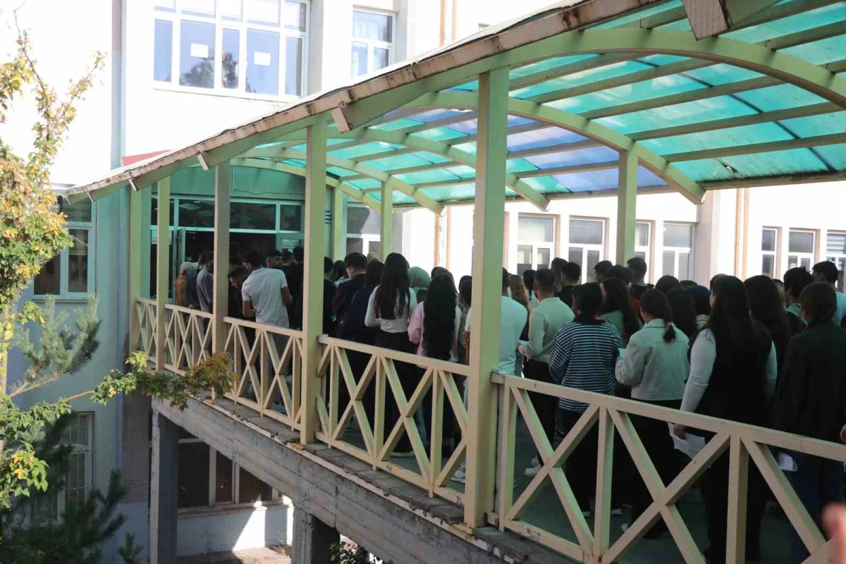 Sivas'ta KPSS heyecanında küpe engeli: Ehliyet getiren aday içeri alınmadı 2