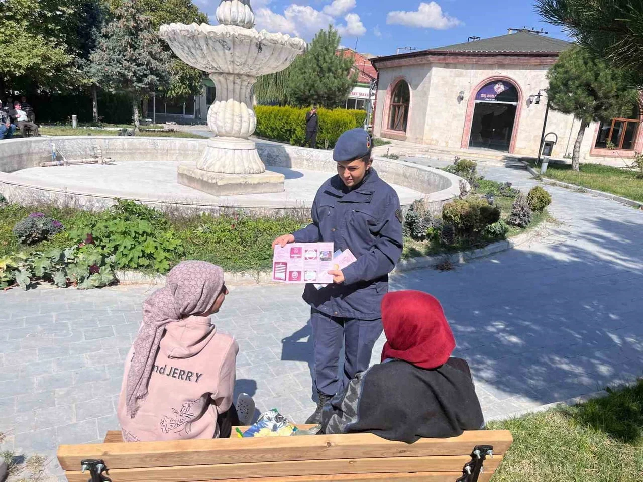 AFYONKARAHİSAR’IN İSCEHİSAR İLÇESİNDE JANDARMA EKİPLERİ TARAFINDAN VATANDAŞLARA KADINA EL KALKAMAZ...